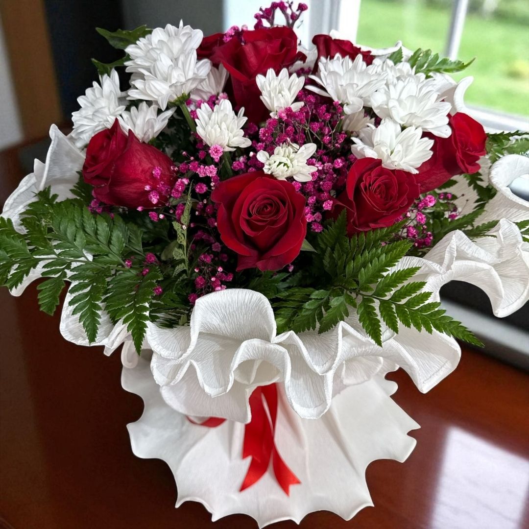 Ramo “Amor Clásico” – Rosas rojas y flores blancas naturales
