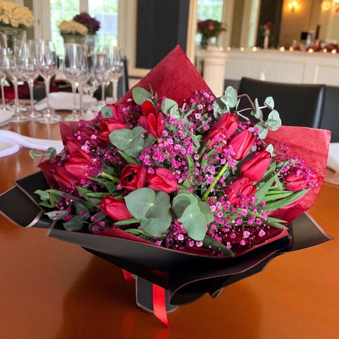 Ramo “Pasión Elegante” – Tulipanes rojos naturales - Imagen 2