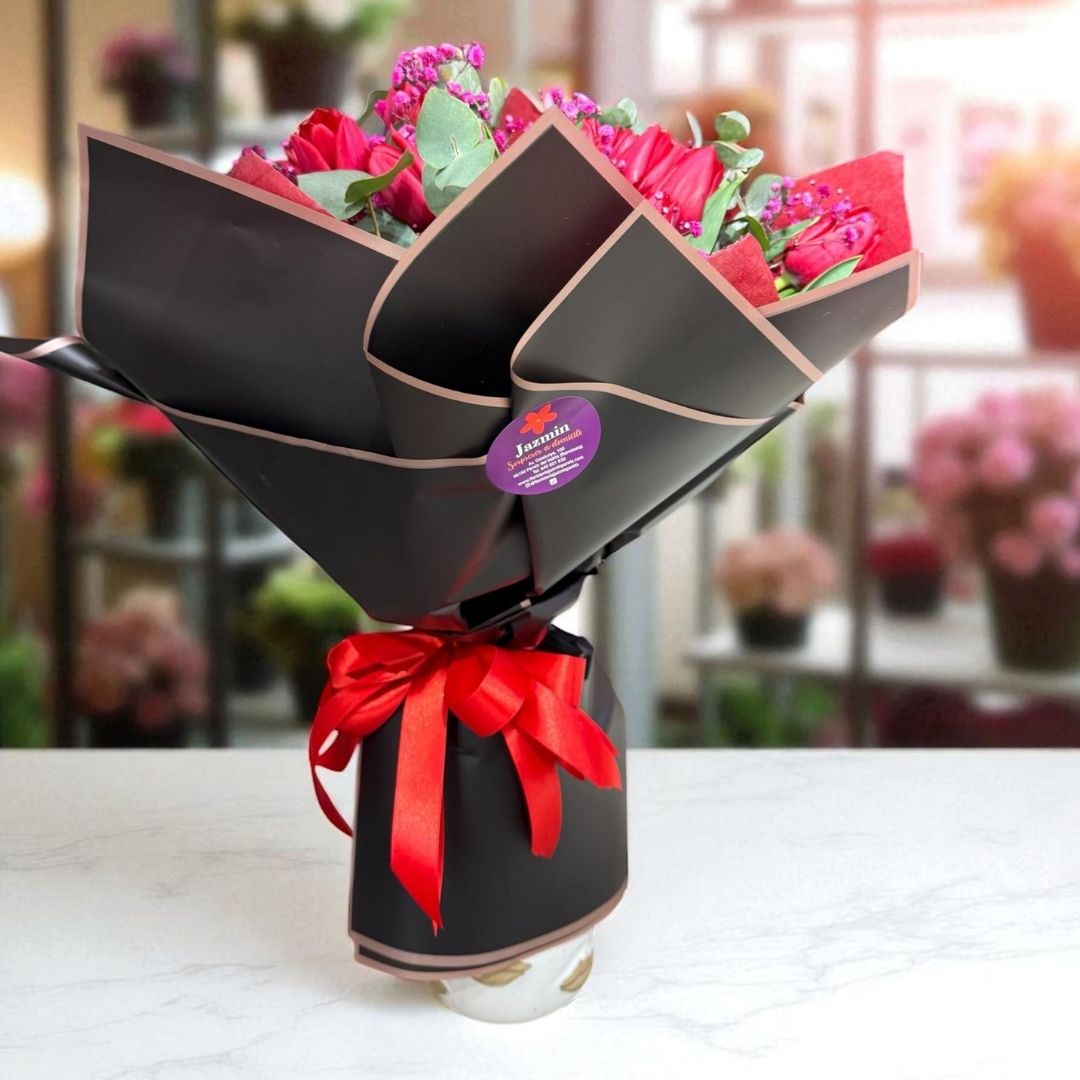 Ramo “Pasión Elegante” – Tulipanes rojos naturales