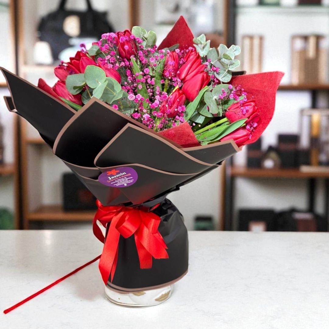 Ramo “Pasión Elegante” – Tulipanes rojos naturales - Imagen 3